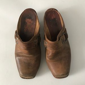 PUGGI Distressed Leather Wooden Clogs Vintage - size 8